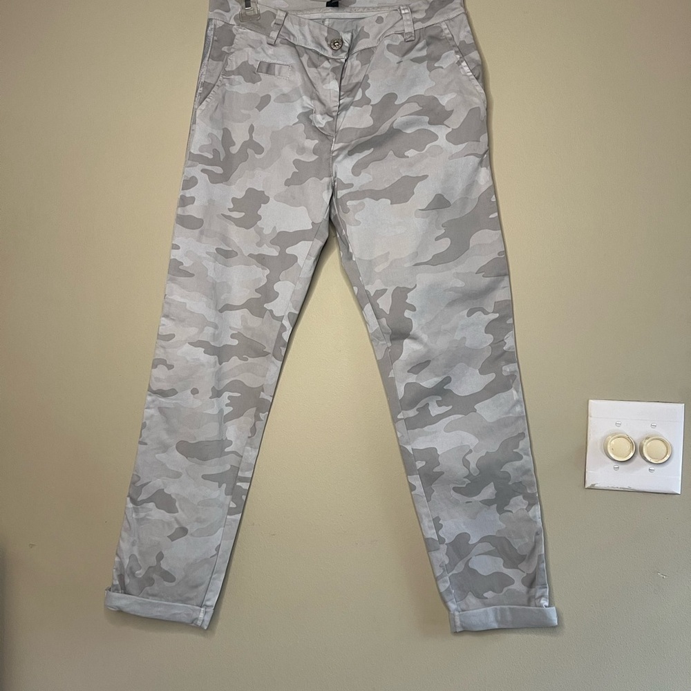 Model Off Duty Camo Pants - Picture 4 of 13